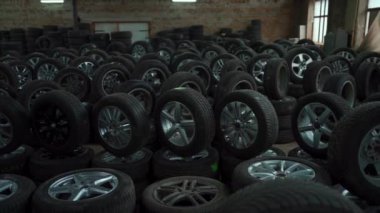 Araçlar için hazırlanmış yeni tekerlekleri olan lastik mağazası, lastik konseptini değiştir 