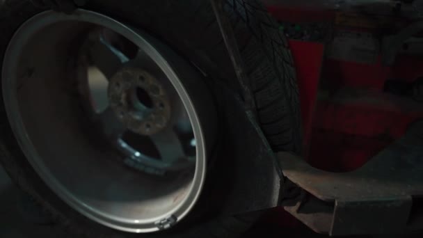 자동차 수리에 사용되는 장비로 테두리에서 타이어를 제거하는 정비공의 — 비디오