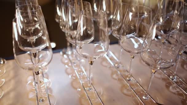 Raccolta Bicchiere Vino Alcolico Capovolto Nel Ristorante — Video Stock