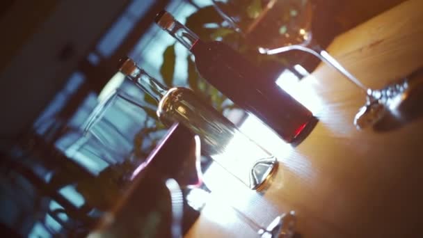 Set Eleganti Bicchieri Vino Bottiglia Vintage Con Alcol — Video Stock