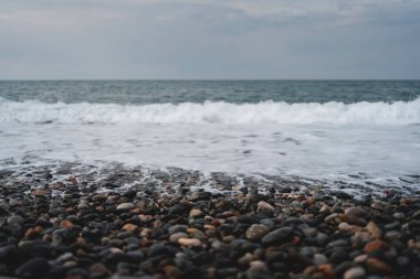 deniz ya da okyanus sahilleri siyah, kahverengi ve gri çakıl taşları, arka plan duvar kağıtları