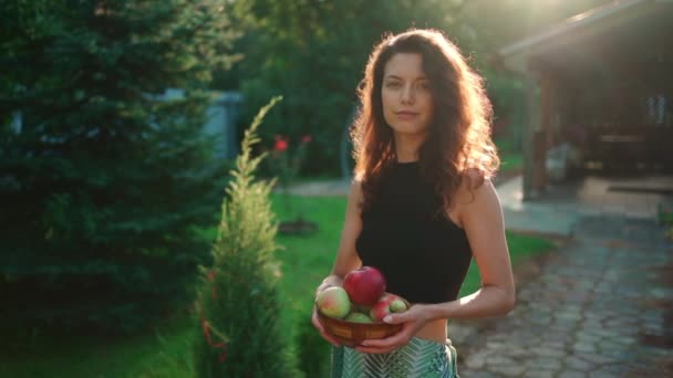 Hembra Recoger Frutas Orgánicas Naturales Jardín Granja Local Día Verano — Vídeos de Stock