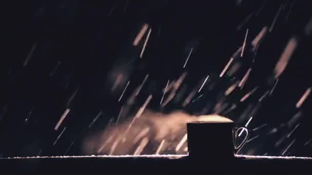 冬の雪の中で暖かい飲み物でマグカップ — ストック動画