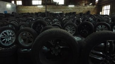 Araçlar için hazırlanmış yeni tekerlekleri olan lastik mağazası, lastik konseptini değiştir 
