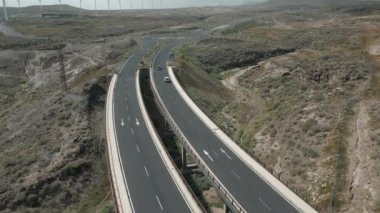 Çölde asfalt karayolu ve kanyon üzerindeki köprü. Yüksek kalite 4k görüntü