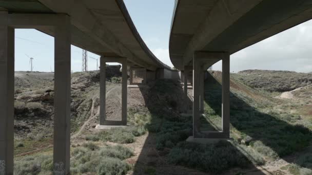 在水泥现代桥下飞越峡谷 特内里费 4K镜头 — 图库视频影像