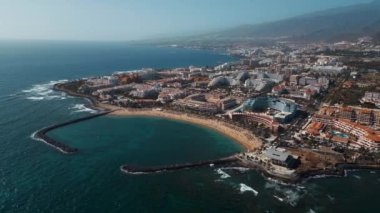 Okyanus kıyısında oteller ve plajlar, Los Cristianos ve Las Americas, Tenerife, Kanarya, havadan çekim, liman