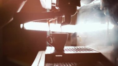 Kahveci kahve makineli espresso bardağı hazırla.