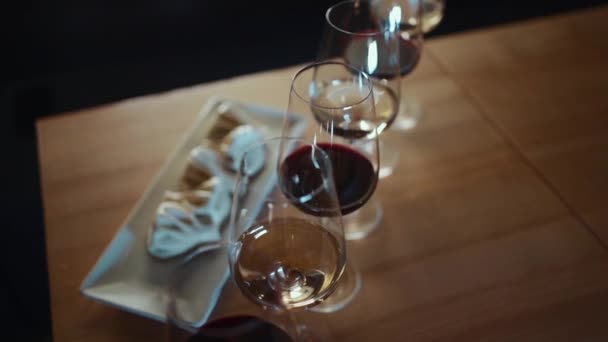 Georgia Hinkali Hamur Tatlısı Tabakta Tahta Masada Kırmızı Beyaz Şarap — Stok video