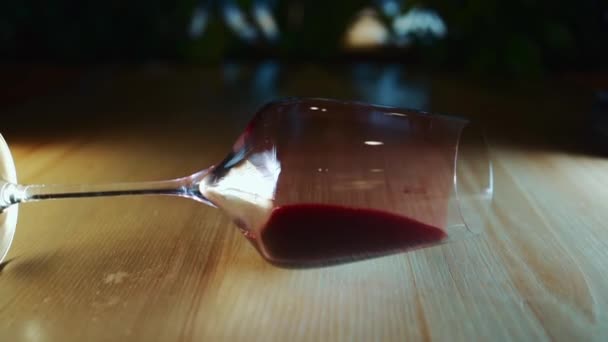 Transparent Glas Med Lyx Rött Vin Rulle Träbord Bar — Stockvideo