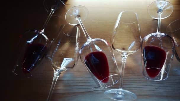 Kolekcja Kieliszków Czerwonym Białym Winem Vintage Leżą Drewnianym Stole Koncepcji — Wideo stockowe