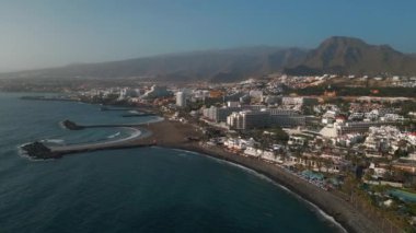 Kanarya Tenerife Adası 'nın lüks plajları ve otelleri, masmavi sular ve palmiyeler, villalar ve tatil beldeleri, 4k hava aracı görüntüleri.