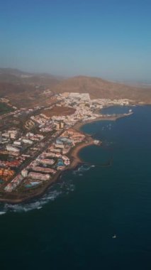 Kanarya Tenerife Adası 'nın lüks plajları ve otelleri, masmavi sular ve palmiyeler, villalar ve tatil beldeleri, 4k hava aracı görüntüleri.