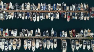 Limanı, limanı ya da limanı lüks tekneleri, yatları ve mavi okyanus sularındaki gemileri olan. Yüksek kalite 4k görüntü