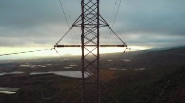 Dağ sahnesinde yüksek voltajlı elektrik hattı, elektrik iletimi. Yüksek kaliteli görüntüler