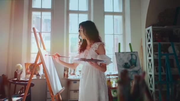 大窗轻巧美丽的画室里的女性图画 — 图库视频影像
