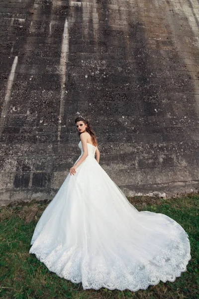美しいスタイリッシュな花嫁ファッションモデルの女の子のポーズ古代の城で結婚式の写真セッション — ストック写真