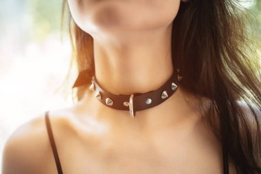 Siyah bdsm tasmalı seksi kız ya da sevgiliye yakın çekim.