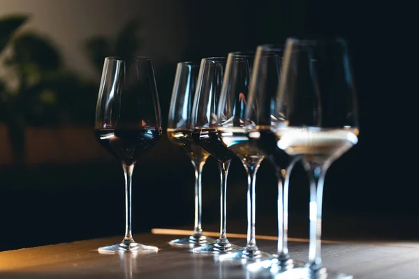 Σετ Από Κομψά Ποτήρια Κρασιού Κόκκινο Και Λευκό Αλκοολούχο Ποτό — Φωτογραφία Αρχείου
