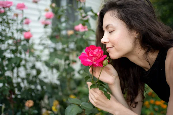 Atractiva Mujer Con Los Ojos Cerrados Tocar Oler Flor Rosa —  Fotos de Stock