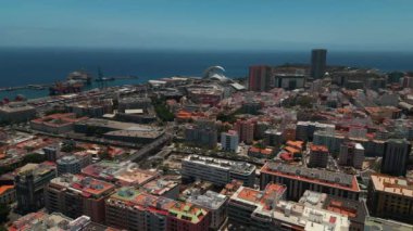 Tenerife 'nin başkenti Santa Cruz, Kanarya Adası' nın hava aracı görüntüsü. Yüksek kalite 4k görüntü