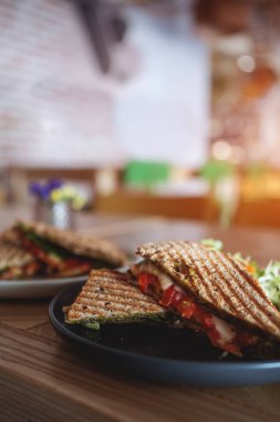 Taze ızgara ya da kızarmış vejetaryen sandviç mozzarella peyniri ve domatesli. Yüksek kalite fotoğraf, düz üst görünüm