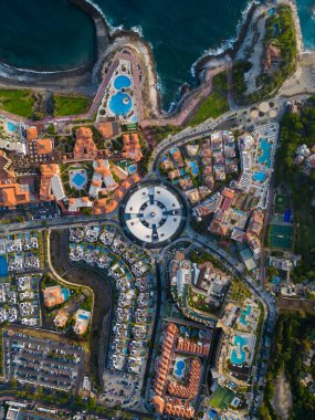 Costa Adeje otelleri ve Plaza Del Duque alışveriş merkezi, Tenerife, Kanarya adası, yüksek kaliteli resim