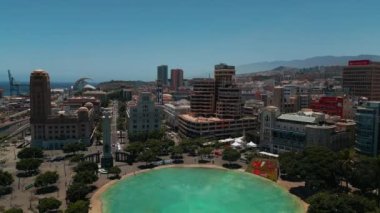 Santa Cruz de Tenerife, Kanarya Adası 'ndaki Plaza de Espana çeşmesinin hava aracı görüntüsü. Yüksek kalite 4k görüntü
