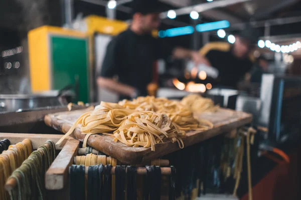 Frische Spaghetti Mit Tintenfischtinte Auf Der Markttheke — Stockfoto