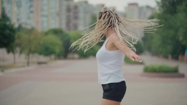 Blonde Femelle Avec Afro Tresses Danse Amusant Dans Parc — Video