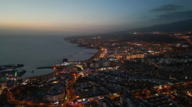 İspanyol Tenerife, Kanarya Adası kıyıları olan oteller, villalar ve tatil beldeleri. Yüksek kalite 4k görüntü