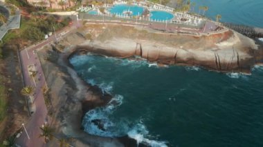 Costa Adeje otelleri ve otellerinin, Tenerife 'nin, Kanarya adasının, 4k' lık görüntülerinin hava aracı görüntüsü.