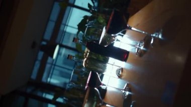 Şık şarap kadehleri ve alkollü şarap şişeleri.