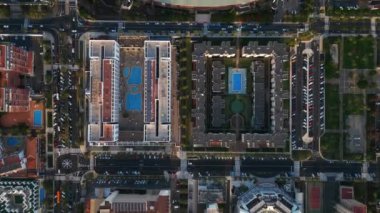 Kanarya adasının güney Tenerife, Costa Adeje, Los Cristianos, Playa De Las Americas otellerinin insansız hava aracı görüntüsü.