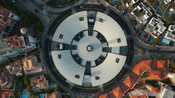 科斯塔阿德杰酒店和度假胜地的空中无人驾驶飞机俯瞰图 附有德尔达克广场购物中心 特内里费 加那利岛 4K段视频 — 图库视频影像