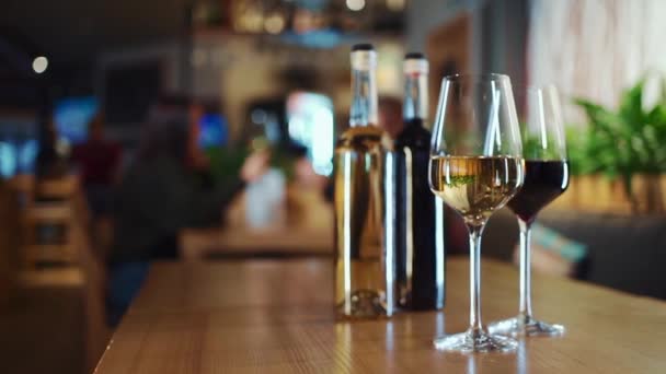 Deux Bouteilles Vin Rouge Blanc Luxe Des Verres Compagnie Deux — Video