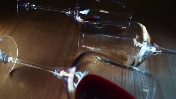 Колекція Окулярів Вінтажним Червоним Білим Вином Лежить Дерев Яному Столі — стокове відео
