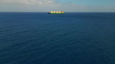 Açık deniz ya da okyanus sularında sıvı doğalgaz taşıyan bir tanker gemisi, hava manzaralı. Yüksek kalite 4k görüntü