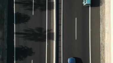 Ulaşım, hava aracı 4k görüşlü çağdaş dört şeritli karayolu.