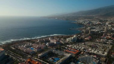 Okyanus kıyısında oteller ve plajlar, Los Cristianos ve Las Americas, Tenerife, Kanarya, havadan çekim