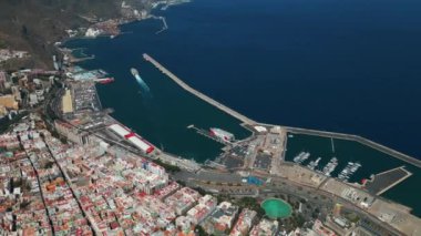 Mavi liman suyu, Tenerife 'nin limanı başkenti Santa Cruz, Kanarya adası. Yüksek kalite 4K hava aracı görüntüsü