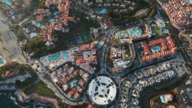 Costa Adeje otellerinin ve Plaza Del Duque alışveriş merkezi, Tenerife, Kanarya adası, 4k görüntülü tatil beldelerinin hava aracı görüntüsü.