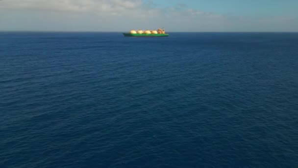 Tankfartyg Med Flytande Naturgas Transportbränsle Öppet Hav Eller Oceanvatten Flygsikt — Stockvideo