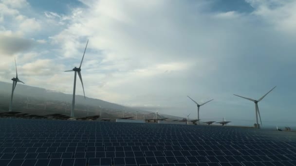 Ветряная Мельница Солнечные Батареи Сельское Хозяйство Производят Возобновляемые Источники Энергии — стоковое видео