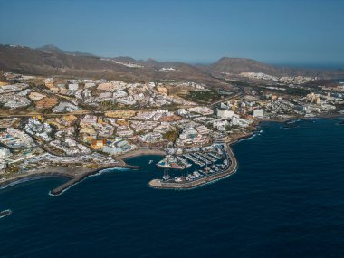 Okyanus kıyıları, oteller ve oteller, yatlar ve tekneler liman, Costa Adeje, Tenerife, Canary 'nin mavi suları. Yüksek kaliteli hava resmi