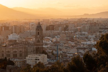 Antik İspanyol şehri Malaga 'nın panorama manzarası, günbatımı, Endülüs, İspanya. Yüksek kalite fotoğraf