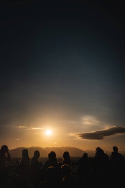 Bir grup insan akşamları günbatımını izliyor, siluet, alacakaranlık, Malaga, İspanya. Yüksek kalite fotoğraf