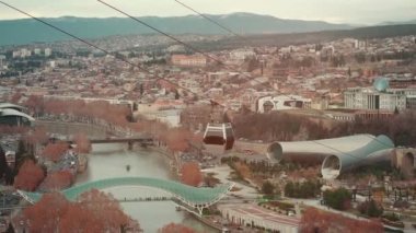Gürcistan 'ın başkenti Tiflis üzerinde teleferik halatı, tarihi bölgenin havadan görünüşü. Yüksek kaliteli FullHD görüntüler
