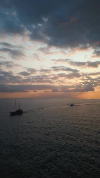 Два Моторних Човни Відкритому Морі Або Океані Заході Сонця Вид — стокове відео
