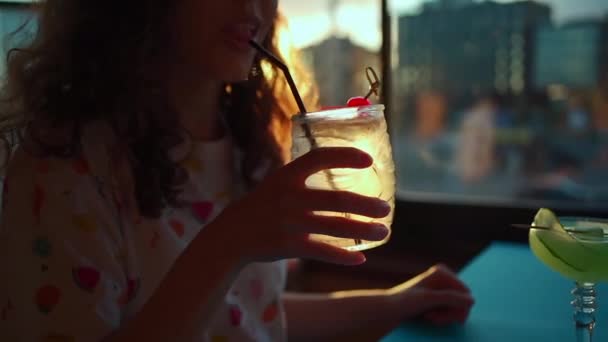 Tânără Femeie Frumoasă Care Bea Băuturi Alcoolice Restaurant — Videoclip de stoc